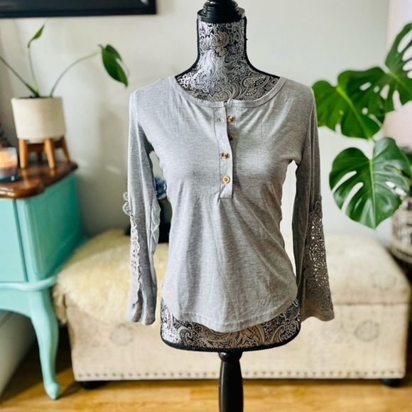 🏷️ 4/$25 Gray Cotton Shirt with 3/4 Sleeves & Lace Detail - Picture 1 of 5